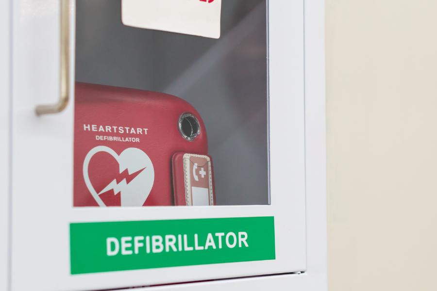 The Defibrillator – how it works and why workplaces need one – Clockwise (1500 × 500px) (900 × 600px)