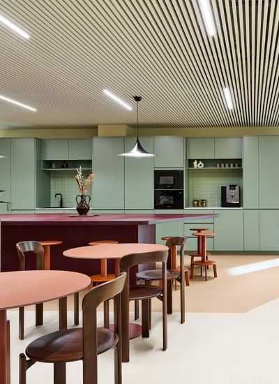 Une cuisine avec tables et chaises.