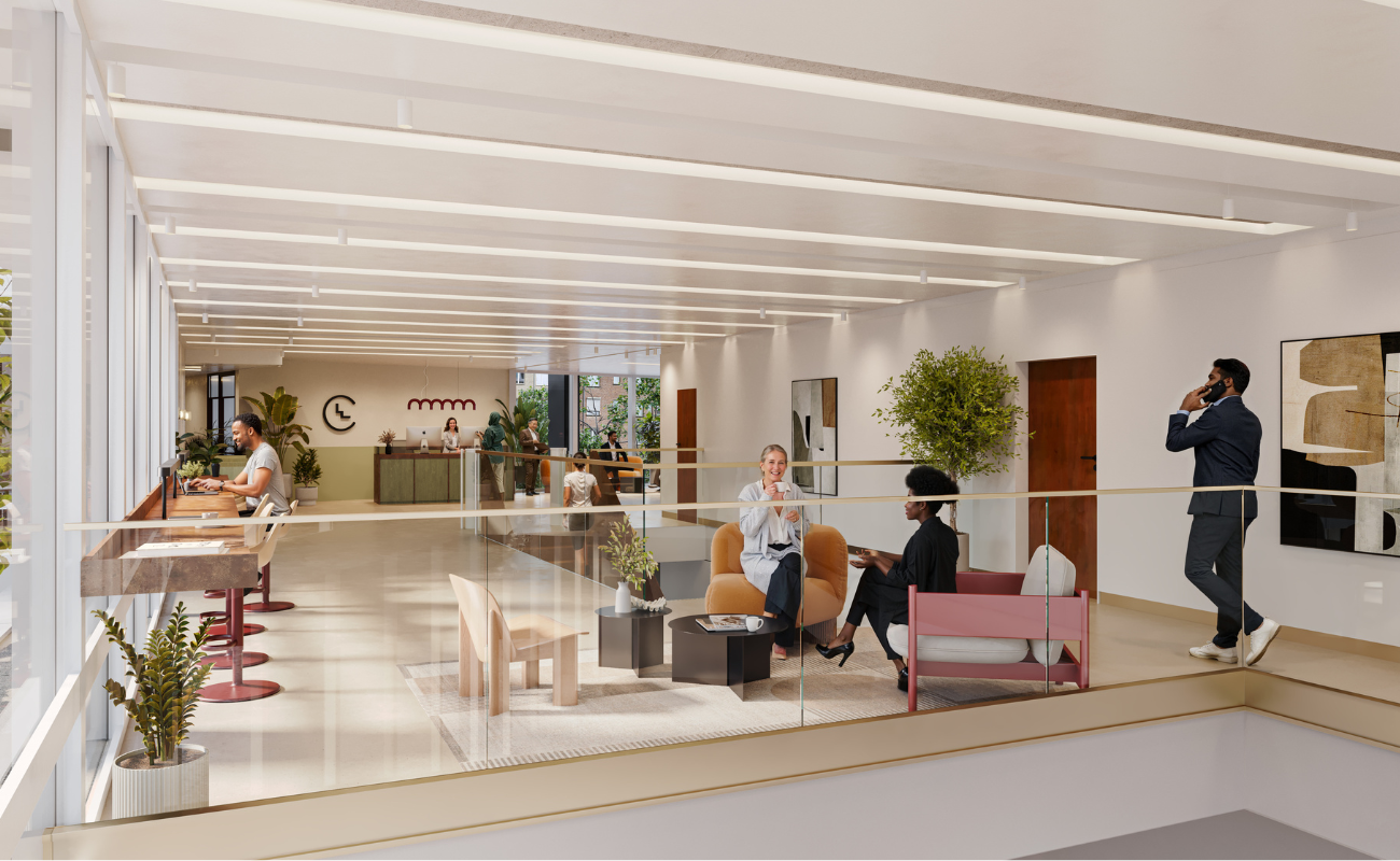 Salon de bureau moderne avec des personnes assises et parlant, une personne au téléphone et d'autres travaillant à un long bureau côté fenêtre ; des plantes et des œuvres d'art décorent l'espace lumineux et ouvert.
