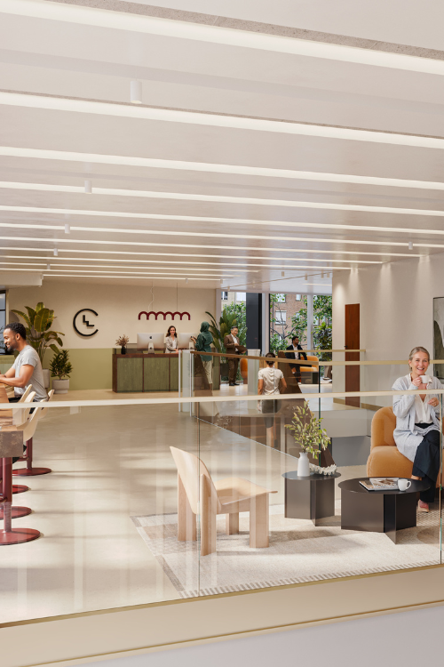 Salon de bureau moderne avec des personnes assises et parlant, une personne au téléphone et d'autres travaillant à un long bureau côté fenêtre ; des plantes et des œuvres d'art décorent l'espace lumineux et ouvert.