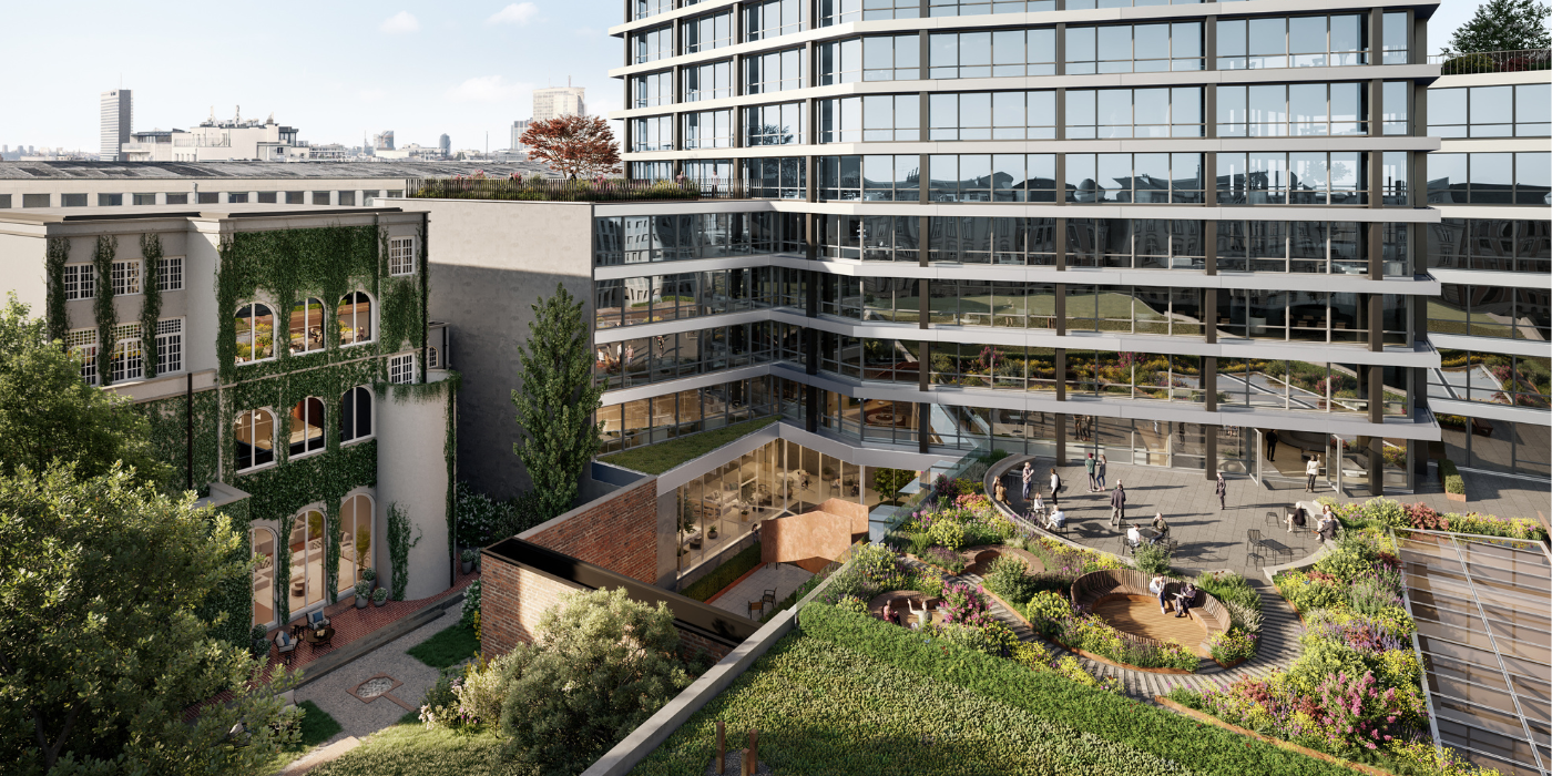 Immeuble moderne de grande hauteur avec baies vitrées, à côté d'un bâtiment plus ancien recouvert de lierre. Jardins sur le toit, plantes et passants assis dans les espaces extérieurs, le tout dans un quartier urbain avec le paysage urbain en arrière-plan.